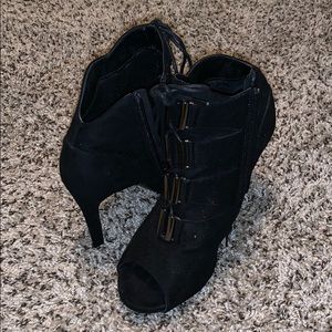 Heel booties with a tie in the front